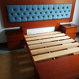 CAMA EN MADERA CEDRO CON ALEROS