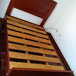 CAMA CON PIEZERA NATURAL.