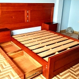 CAMA EN CEDRO CON CAJONES LATERALES