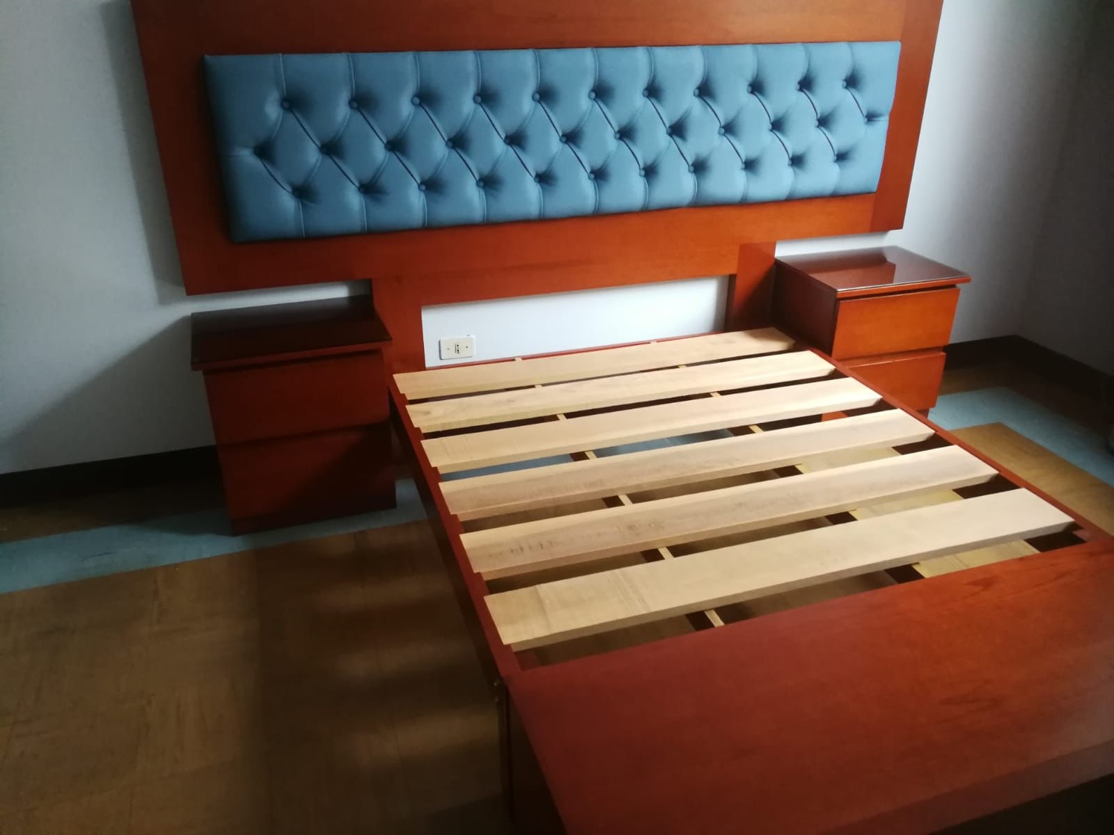 CAMA EN MADERA CEDRO CON ALEROS